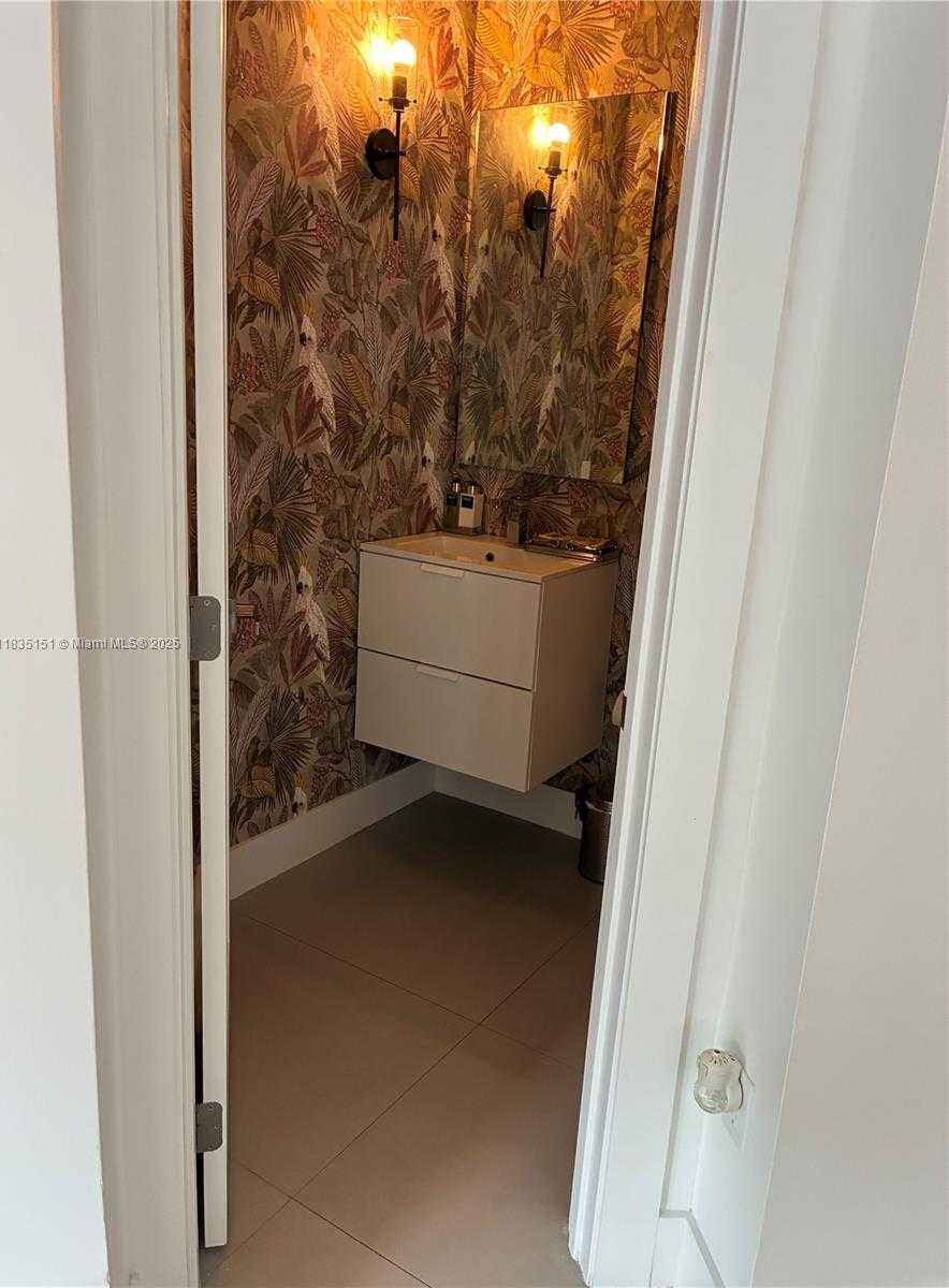 Small Image of Key Biscayne Number 8