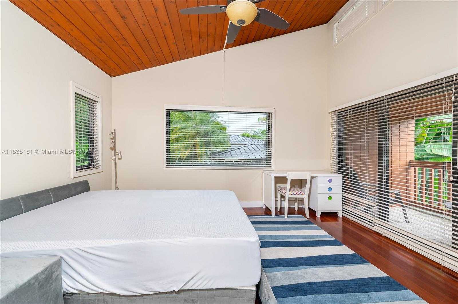 Small Image of 3400 POINCIANA AVE, Miami Number 27