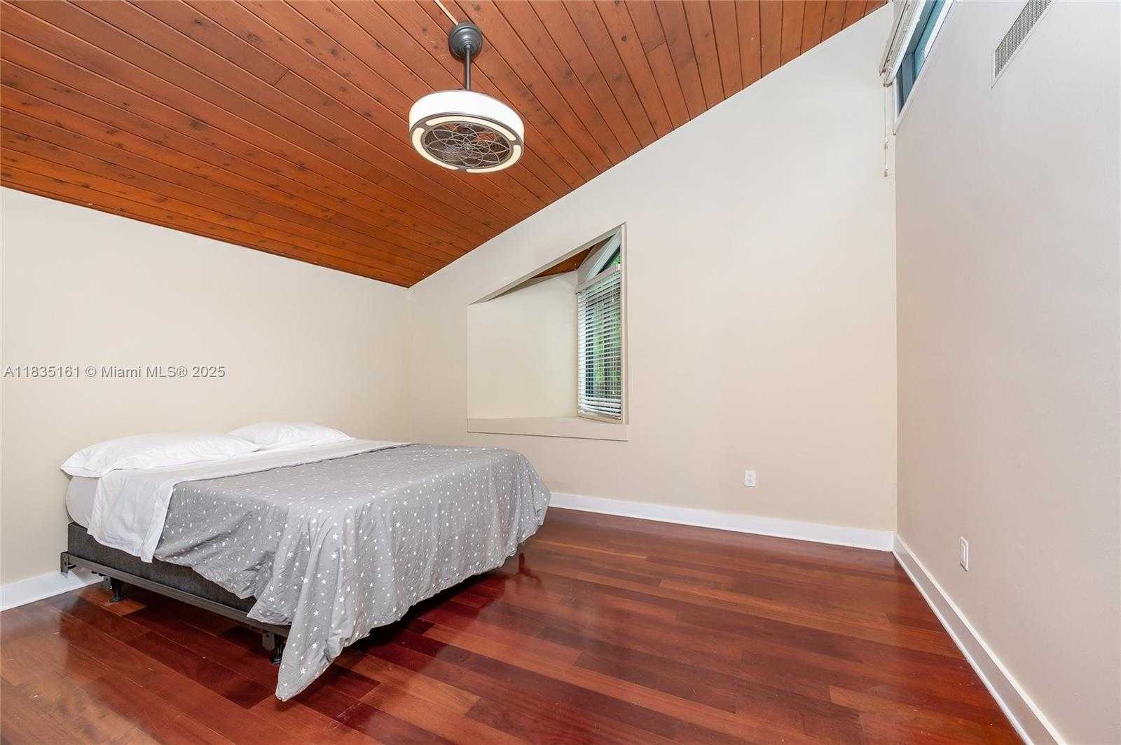 Small Image of 3400 POINCIANA AVE, Miami Number 31