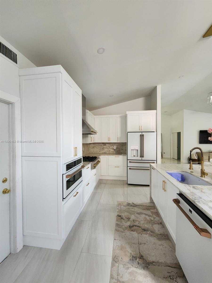 Small Image of 19640 NORTH WEST 87TH PL #19640, Hialeah Number 12
