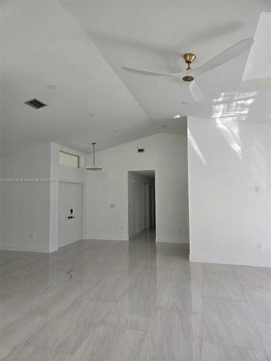Small Image of 19640 NORTH WEST 87TH PL #19640, Hialeah Number 14