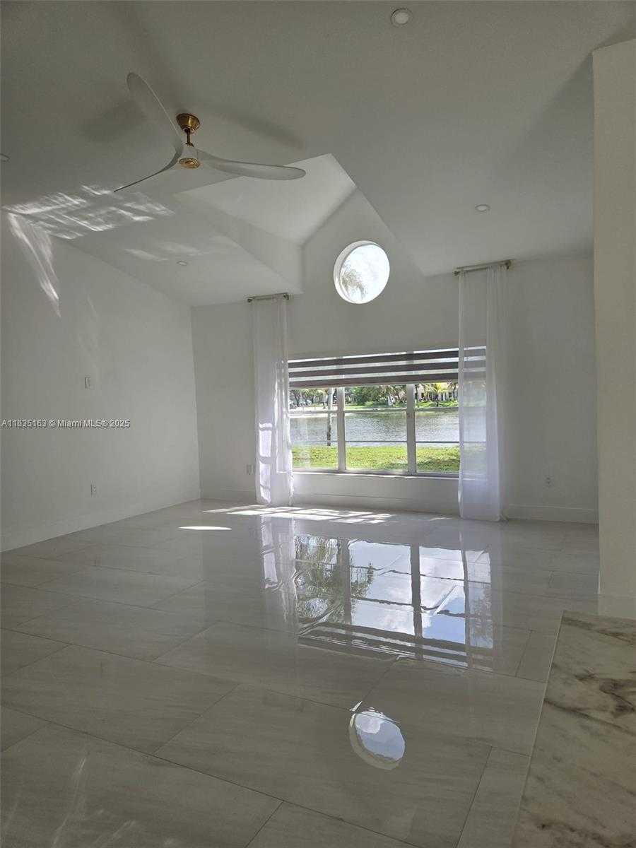 Small Image of 19640 NORTH WEST 87TH PL #19640, Hialeah Number 4