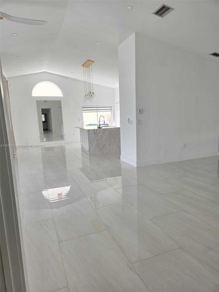 Small Image of 19640 NORTH WEST 87TH PL #19640, Hialeah Number 5