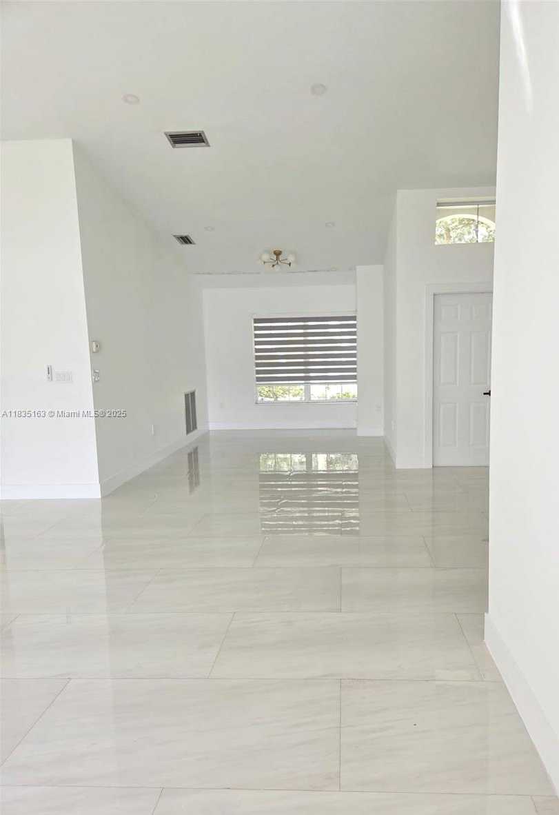 Small Image of 19640 NORTH WEST 87TH PL #19640, Hialeah Number 6