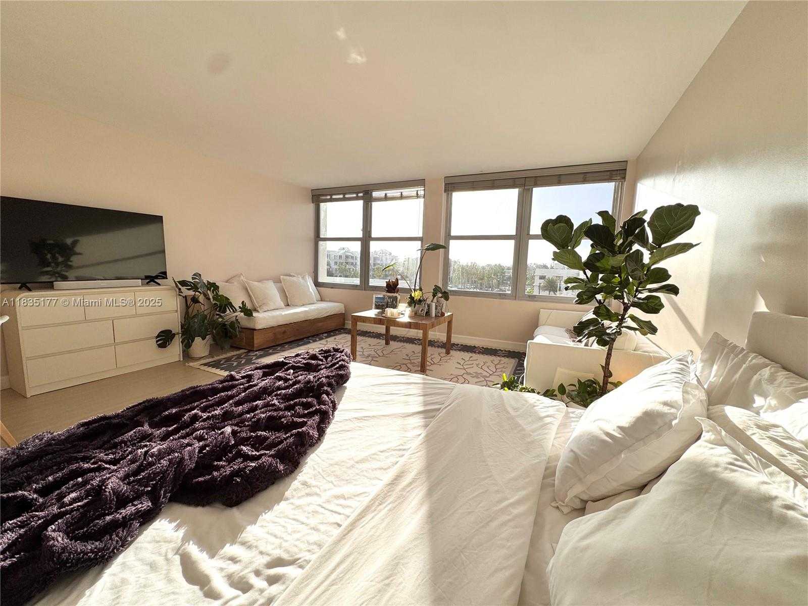 Small Image of 2899 COLLINS AVE #550, Miami Beach Number 2