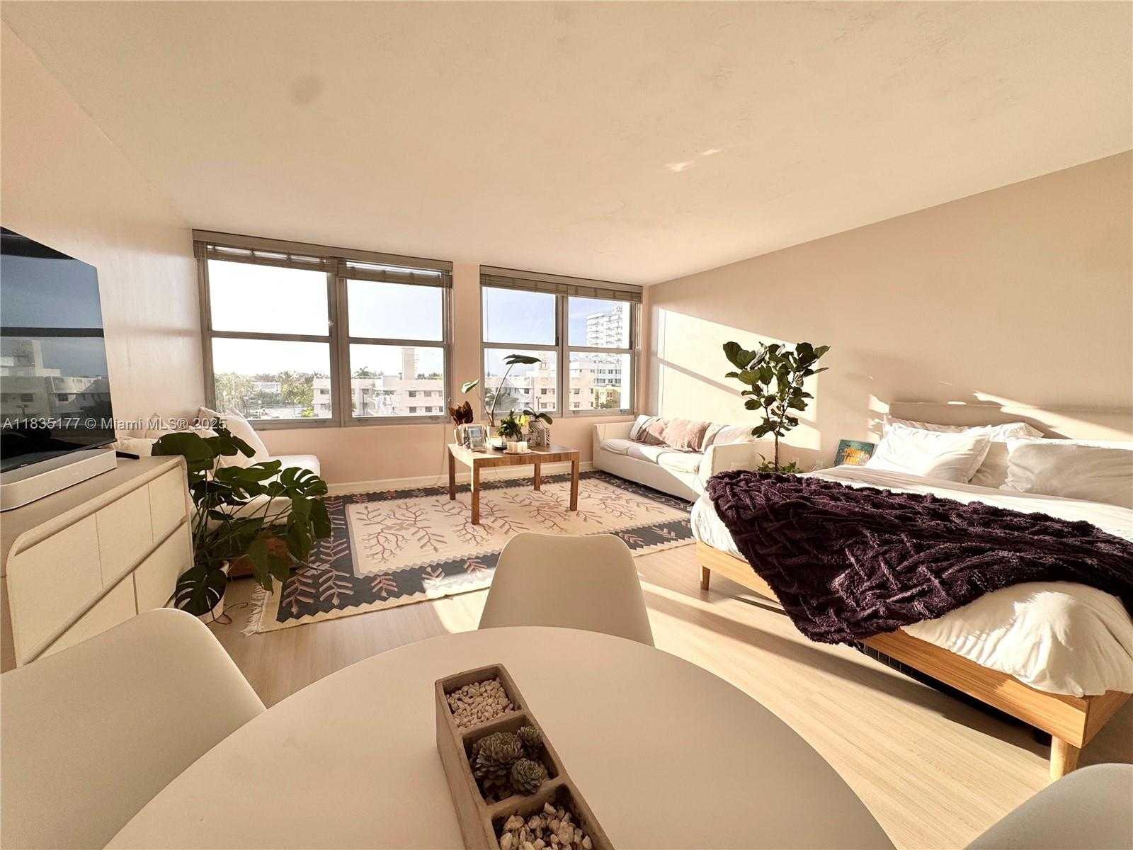 Small Image of 2899 COLLINS AVE #550, Miami Beach Number 3