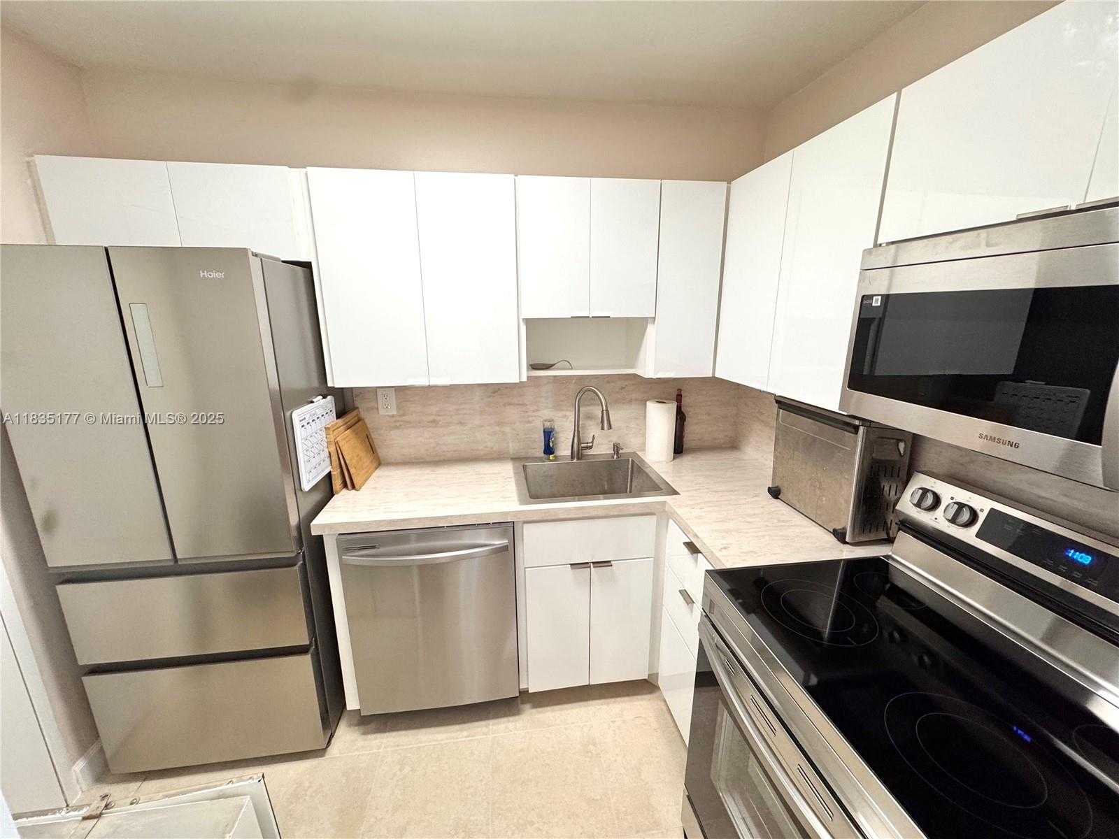 Small Image of 2899 COLLINS AVE #550, Miami Beach Number 4