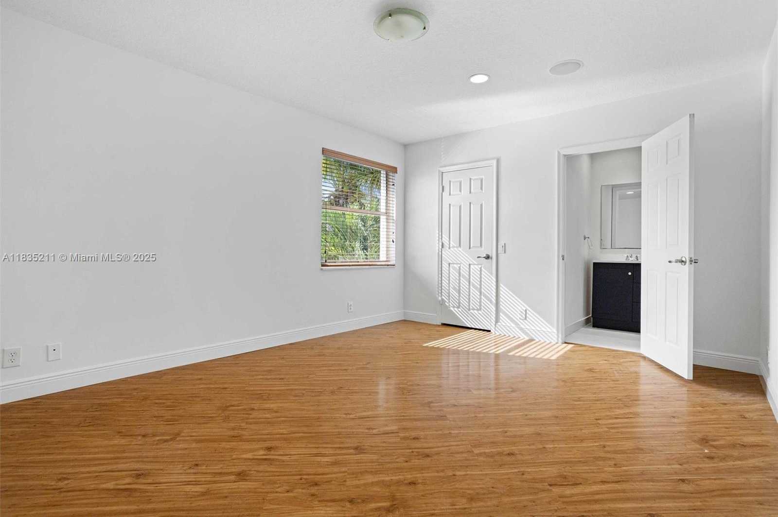 Small Image of 926 MARINA DR #926, Weston Number 23