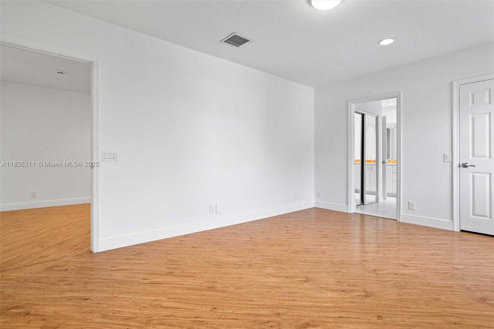 Small Image of 926 MARINA DR #926, Weston Number 38