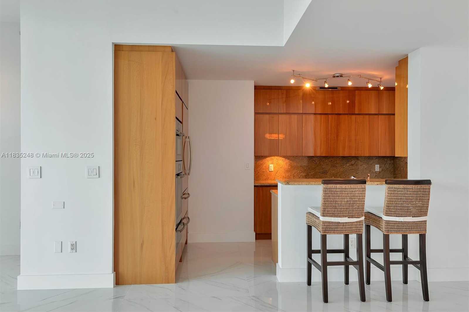 Small Image of 50 SOUTH POINTE DR #2007, Miami Beach Number 14