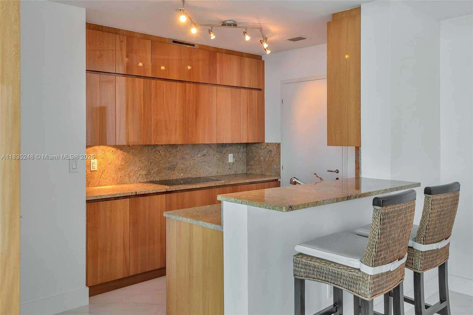 Small Image of 50 SOUTH POINTE DR #2007, Miami Beach Number 16