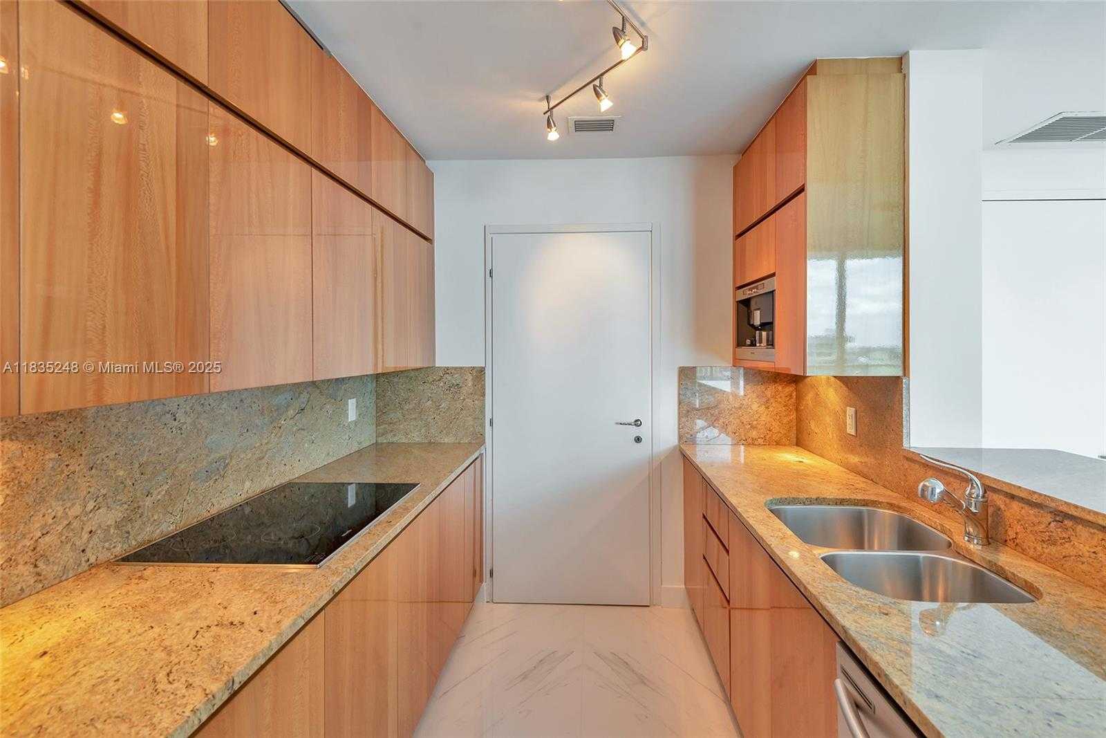 Small Image of 50 SOUTH POINTE DR #2007, Miami Beach Number 17