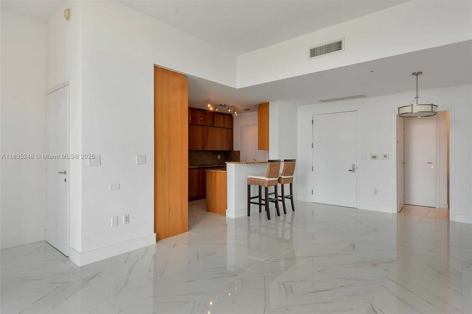 Small Image of 50 SOUTH POINTE DR #2007, Miami Beach Number 21