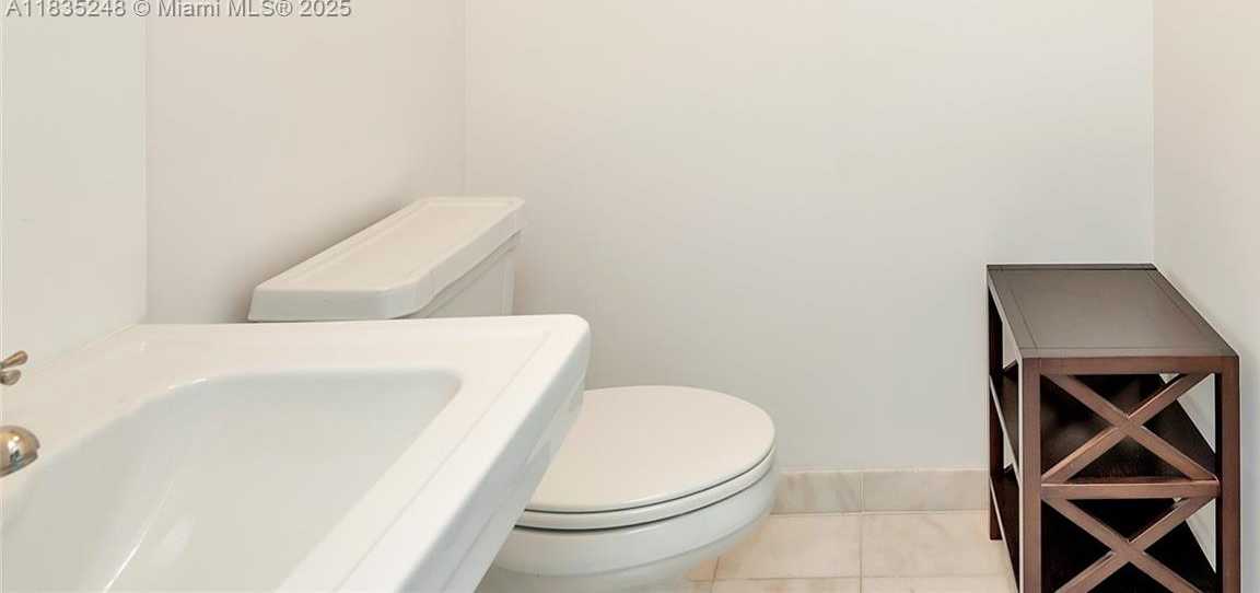 Small Image of 50 SOUTH POINTE DR #2007, Miami Beach Number 22