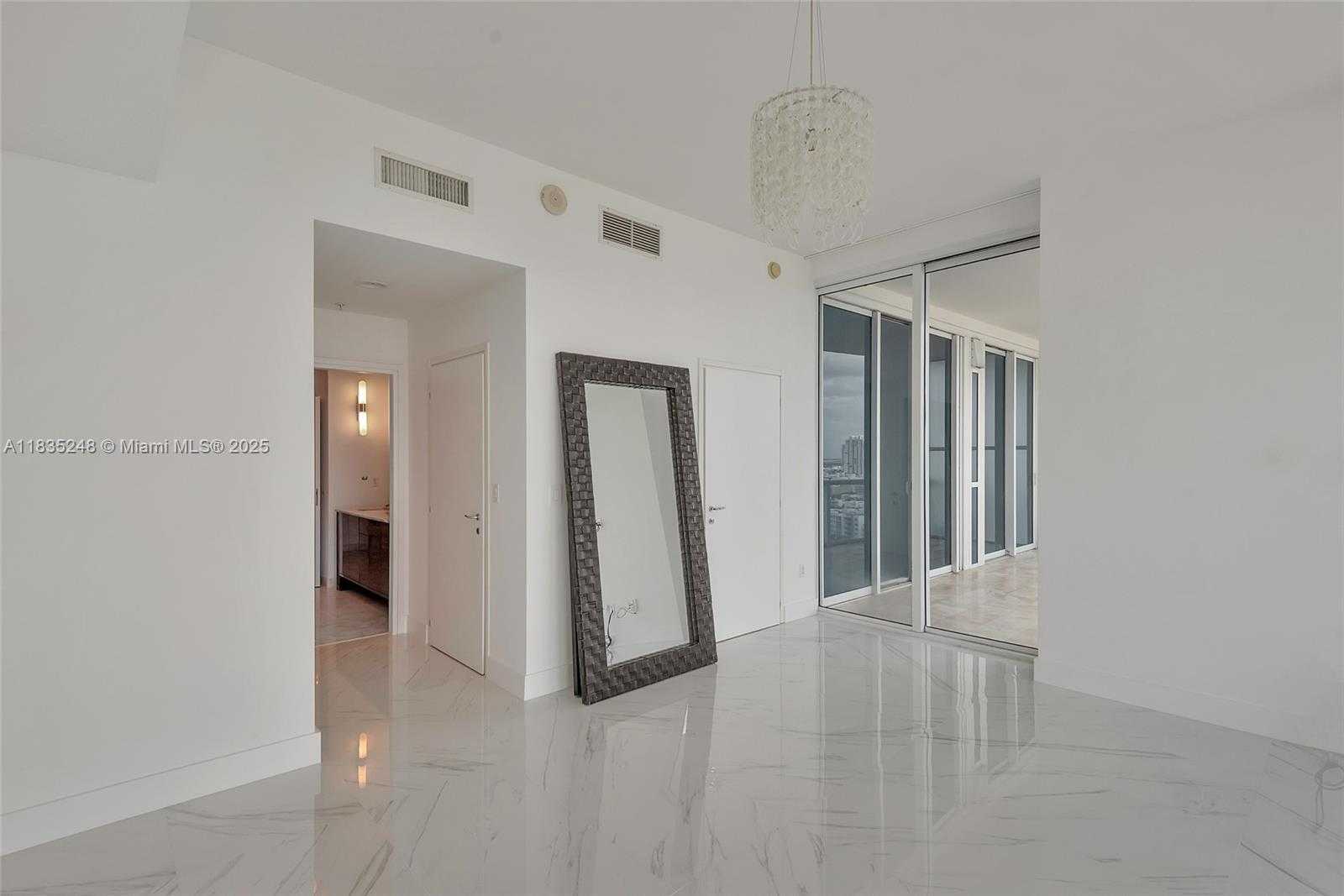 Small Image of 50 SOUTH POINTE DR #2007, Miami Beach Number 30