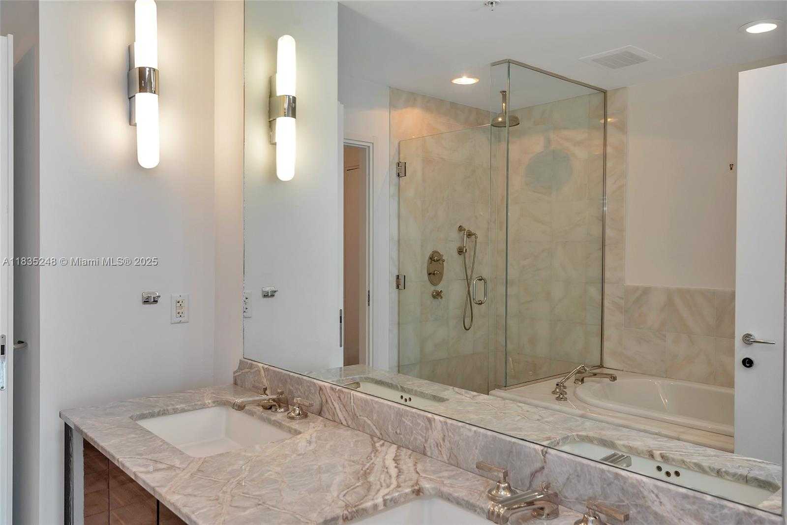 Small Image of 50 SOUTH POINTE DR #2007, Miami Beach Number 32