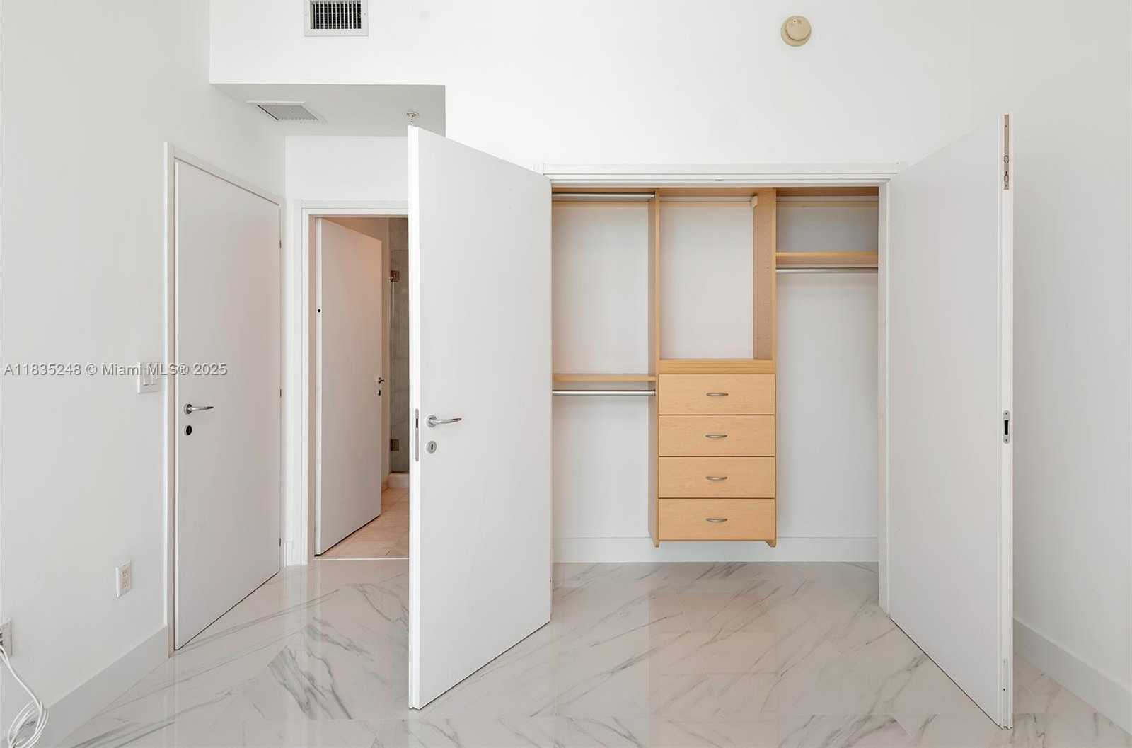 Small Image of 50 SOUTH POINTE DR #2007, Miami Beach Number 41