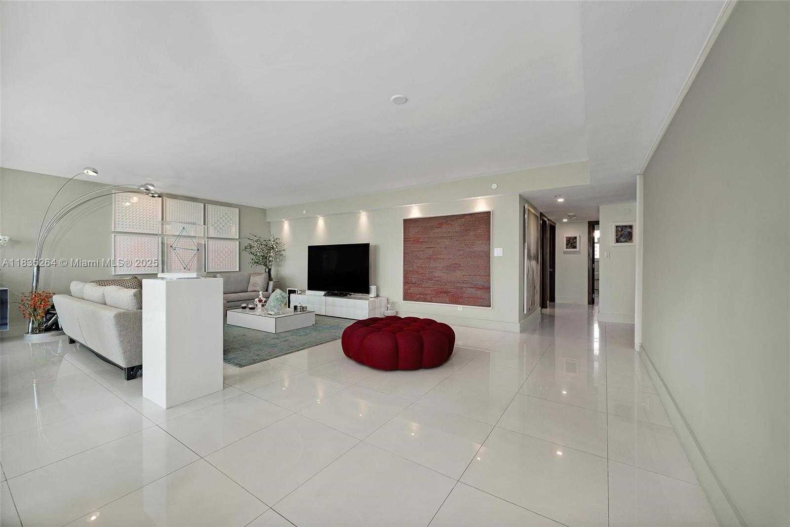 Small Image of 607 OCEAN DR #8K, Key Biscayne Number 2