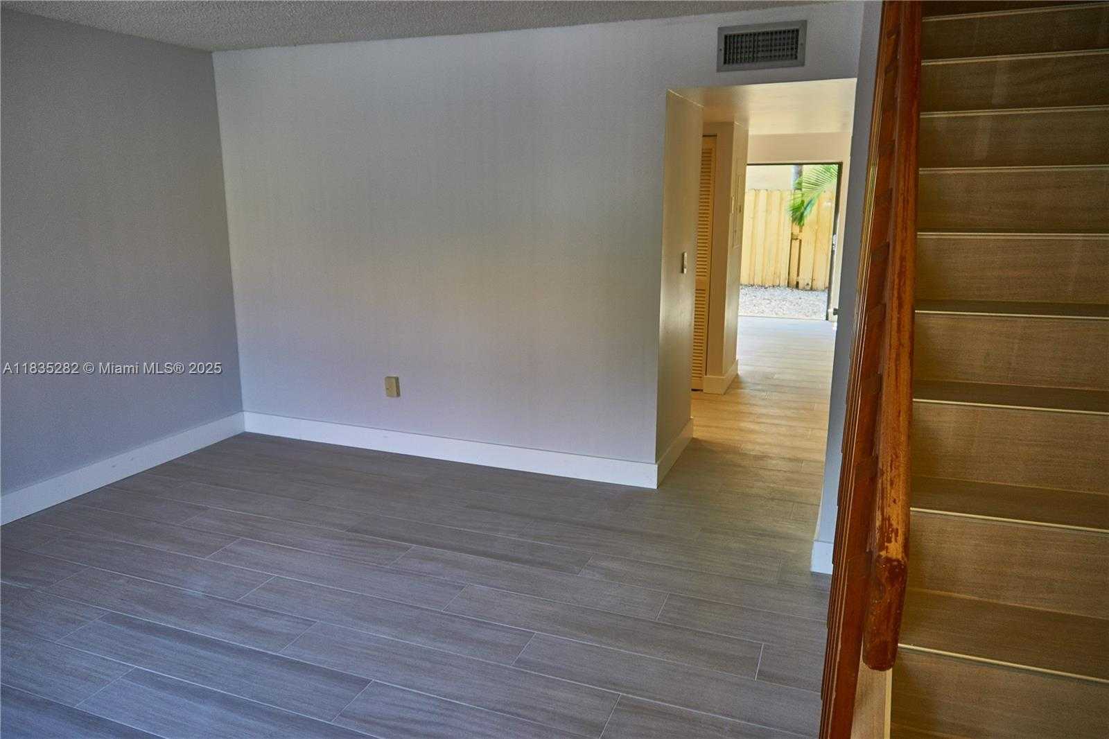Small Image of 10042 SOUTH WEST 77TH CT, Miami Number 2