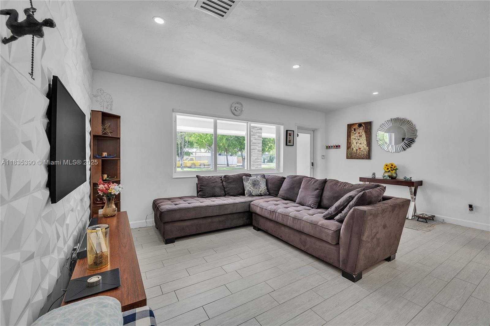 Small Image of 1020 SOUTH WEST 4TH AVE #N/A, Fort Lauderdale Number 2
