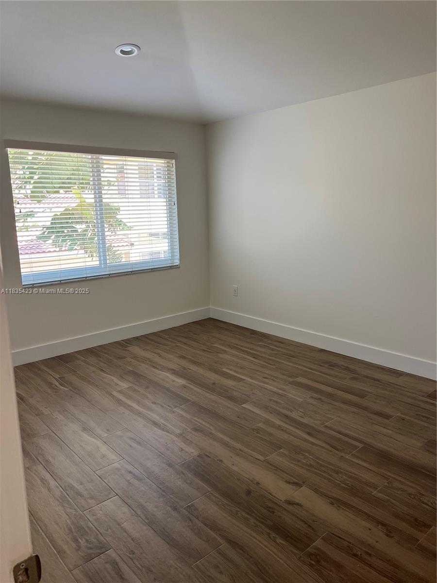 Small Image of 1135 PIN OAK ST, Hollywood Number 12