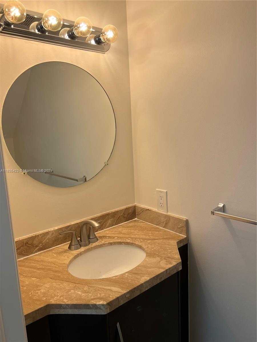 Small Image of 1135 PIN OAK ST, Hollywood Number 13