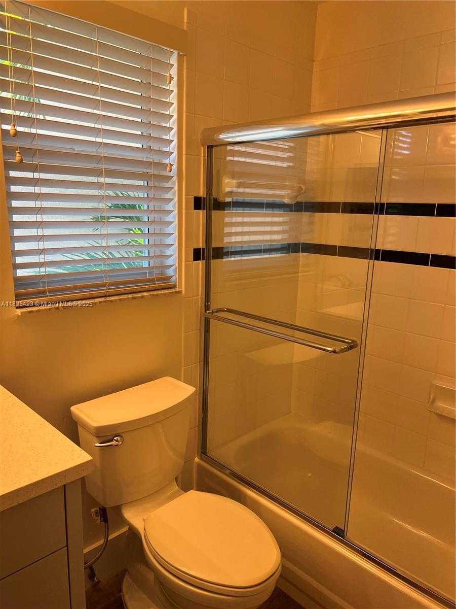 Small Image of 1135 PIN OAK ST, Hollywood Number 16