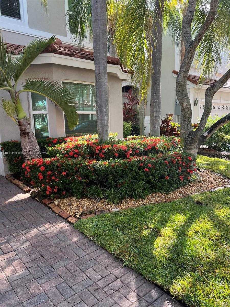 Small Image of 1135 PIN OAK ST, Hollywood Number 3