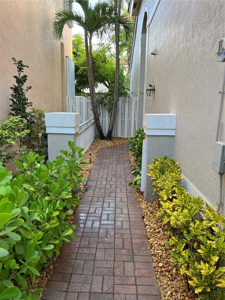Small Image of 1135 PIN OAK ST, Hollywood Number 4
