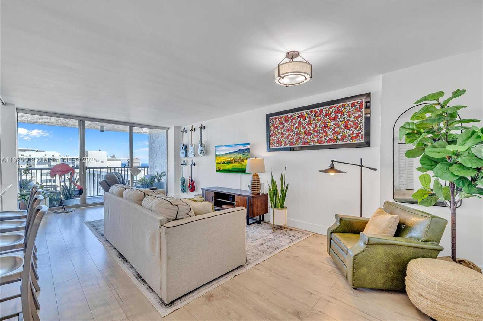 Small Image of 2655 COLLINS AVE #2005, Miami Beach Number 3
