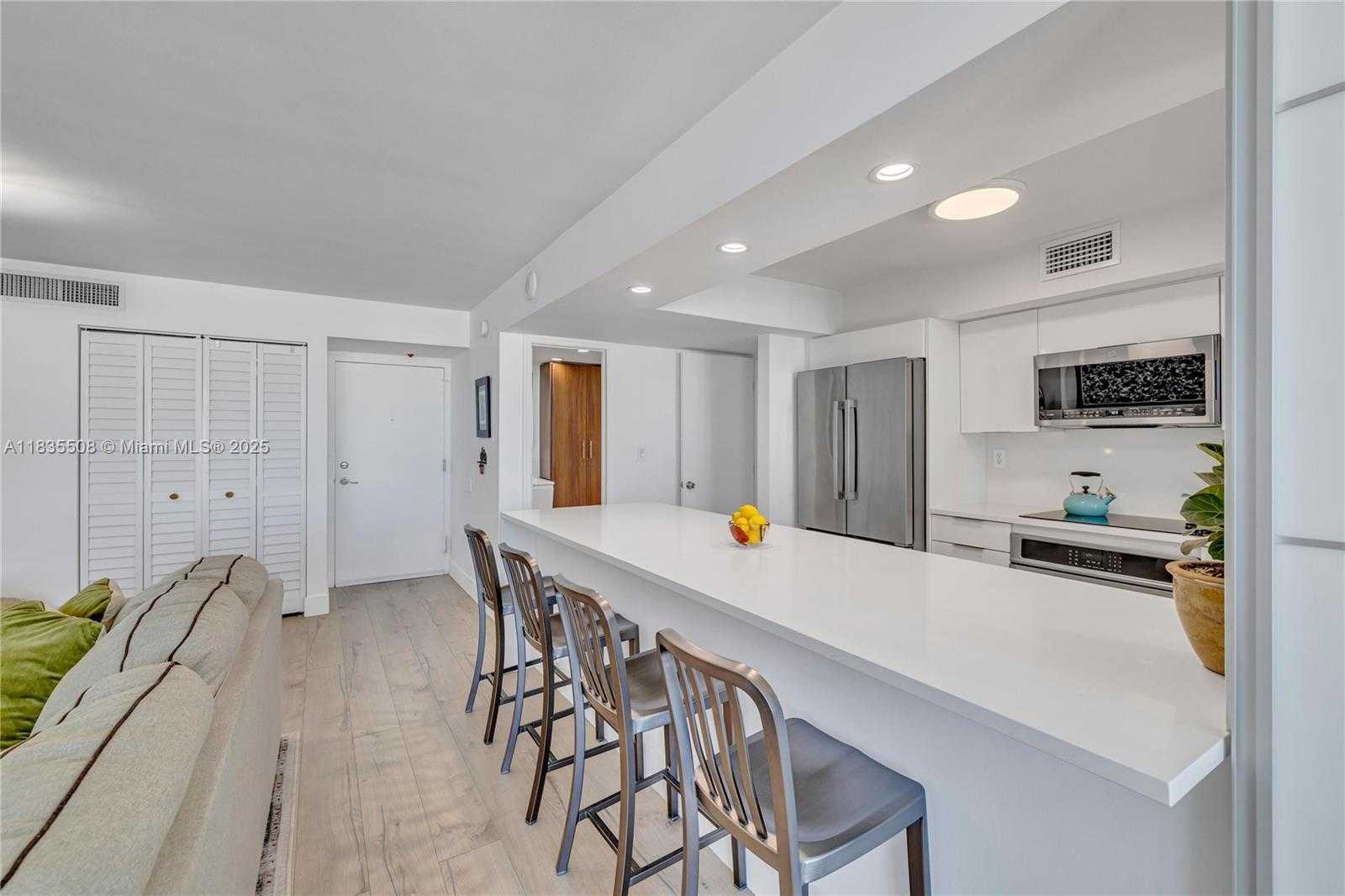 Small Image of 2655 COLLINS AVE #2005, Miami Beach Number 4