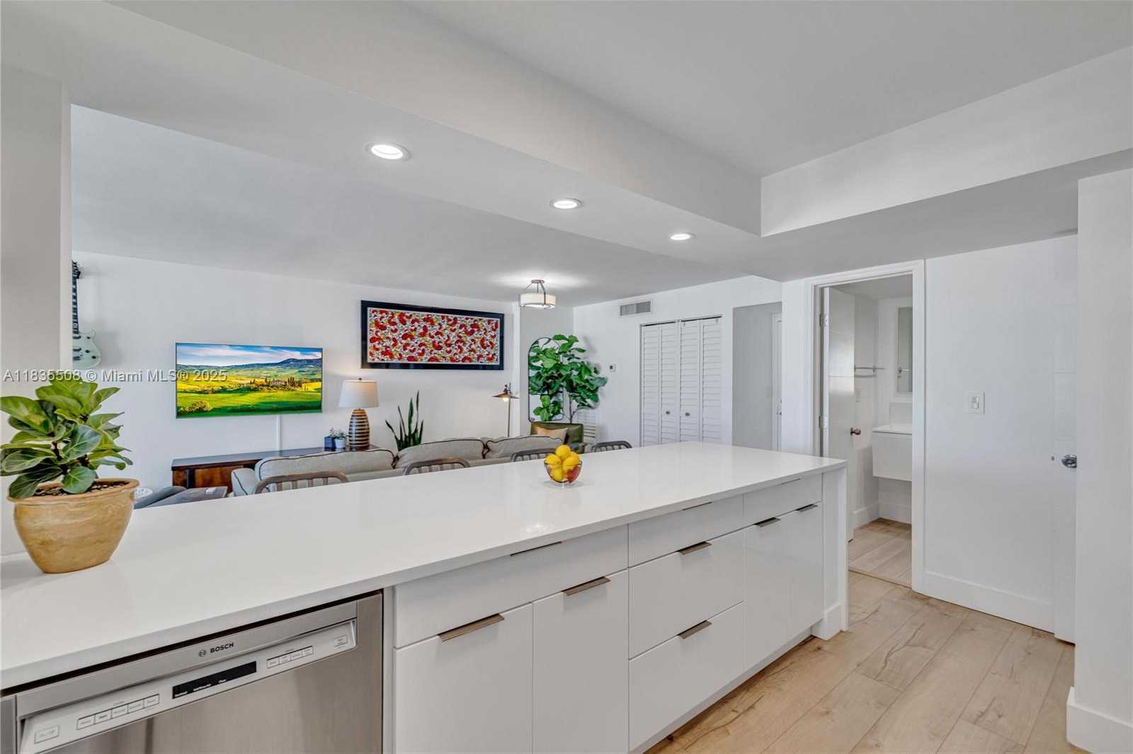 Small Image of 2655 COLLINS AVE #2005, Miami Beach Number 5
