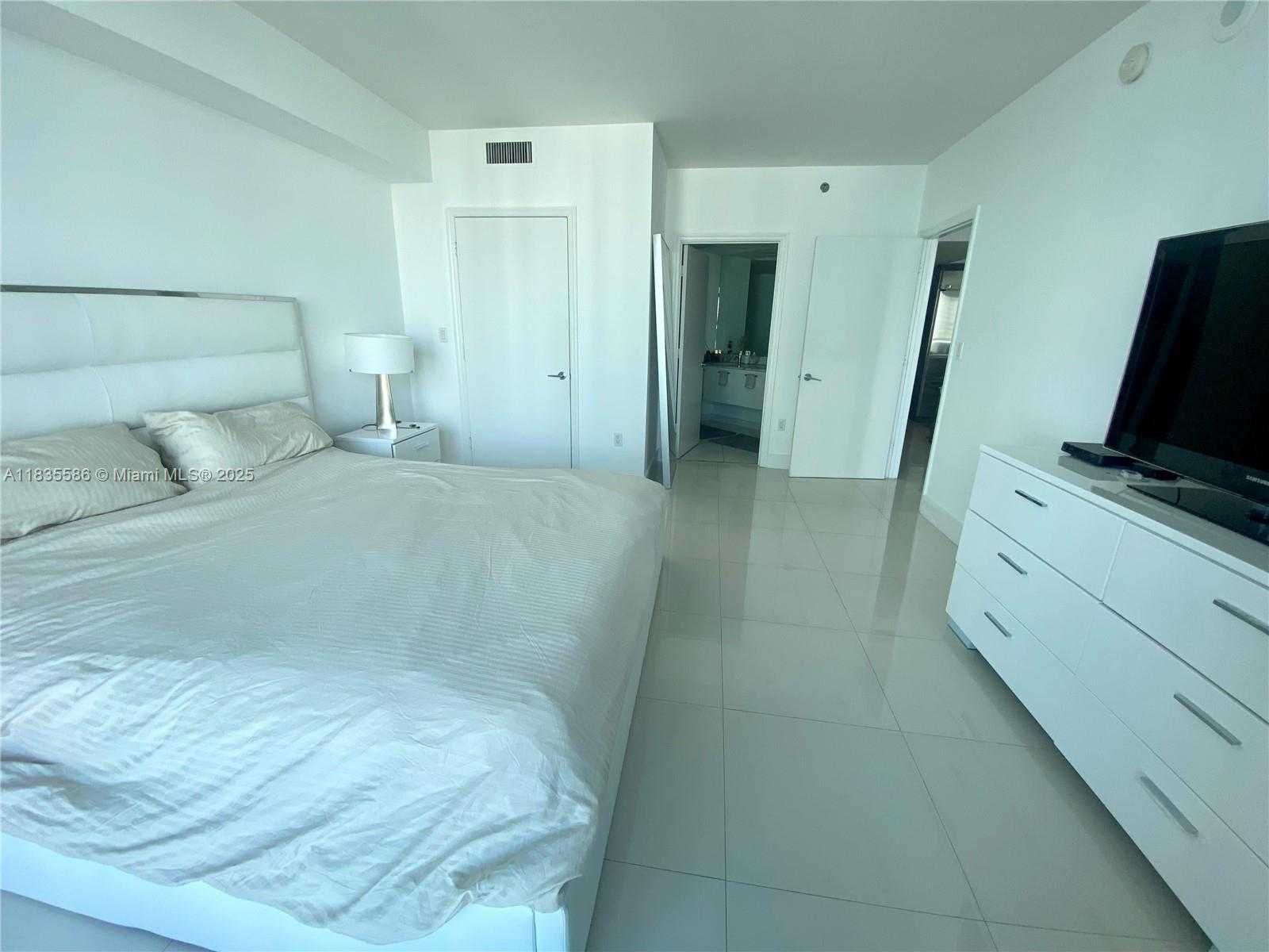 Small Image of 500 BRICKELL AVE #1807, Miami Number 3