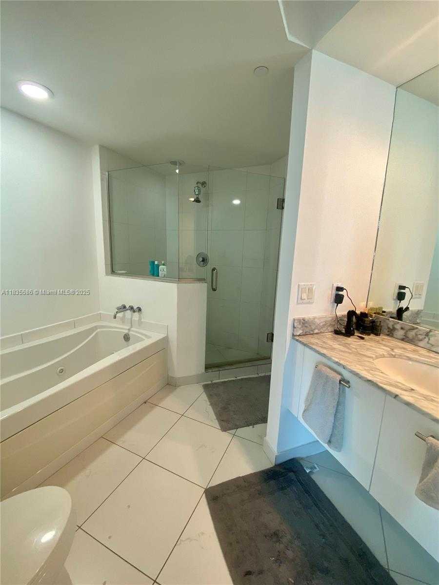 Small Image of 500 BRICKELL AVE #1807, Miami Number 4