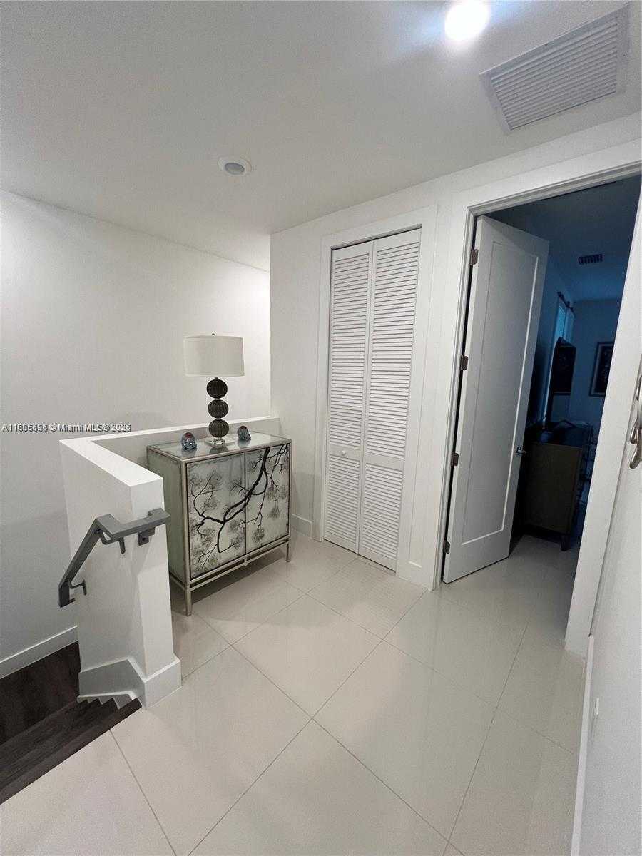 Small Image of Miami Number 14