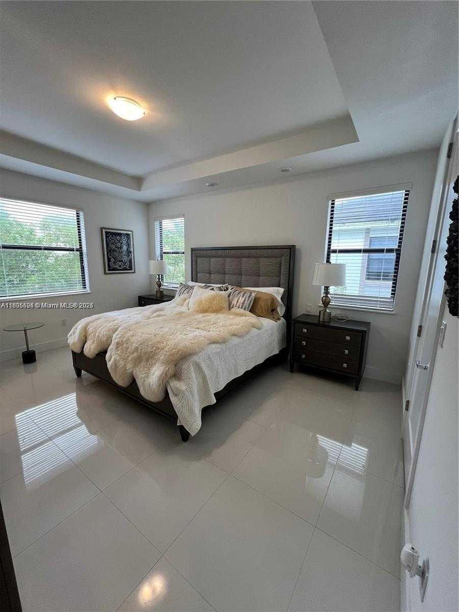 Small Image of Miami Number 16