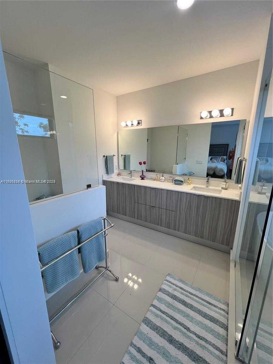 Small Image of Miami Number 18