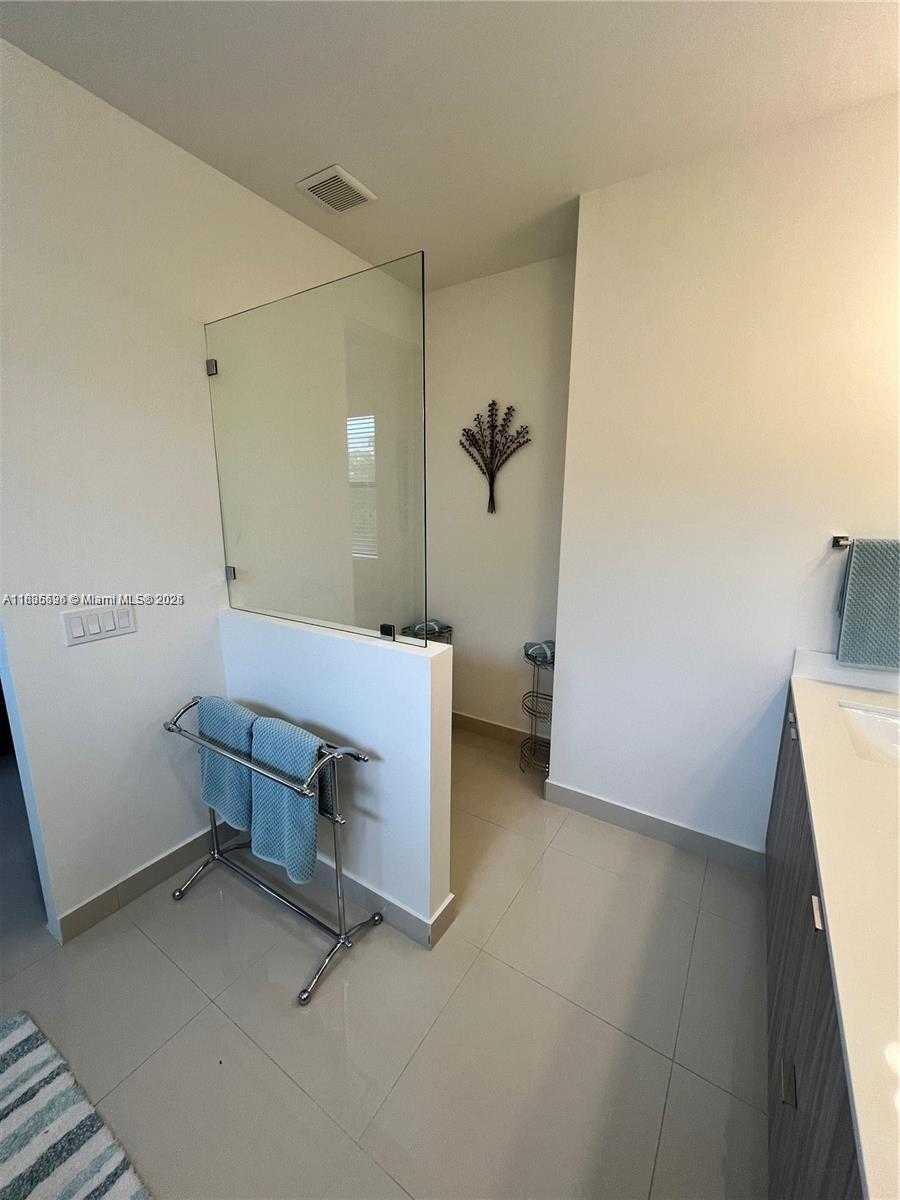 Small Image of Miami Number 19