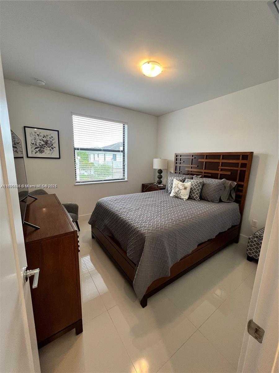 Small Image of Miami Number 26