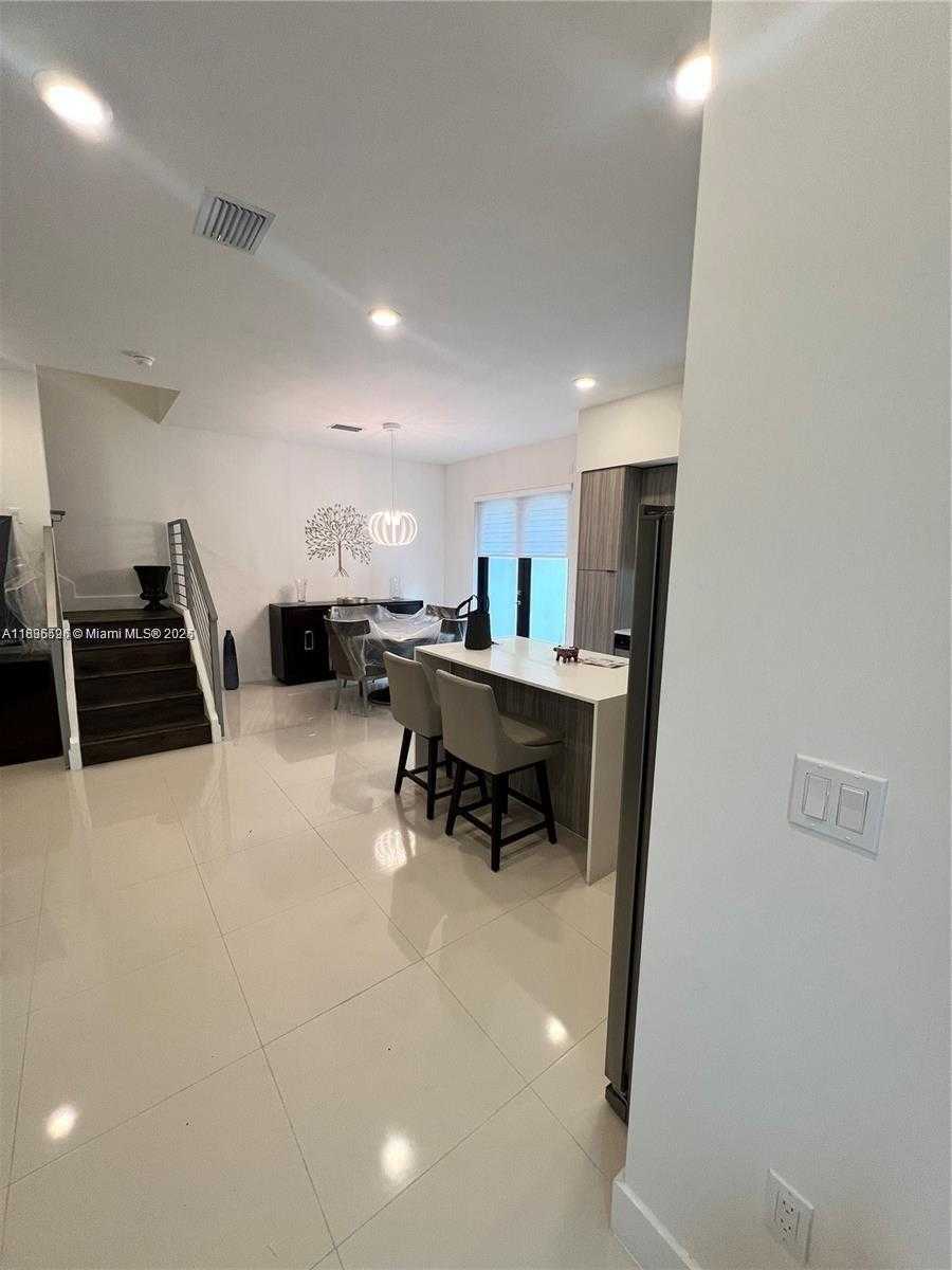 Small Image of Miami Number 3