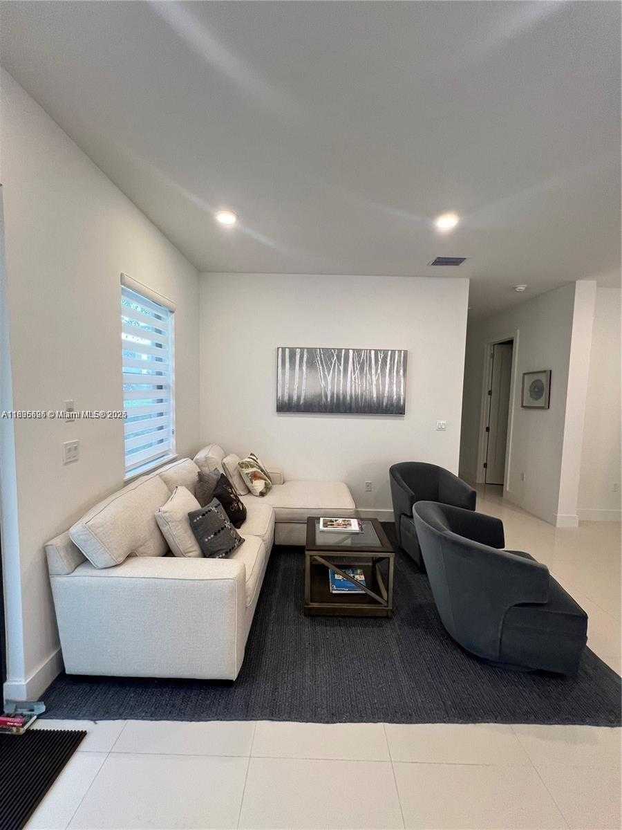 Small Image of Miami Number 5