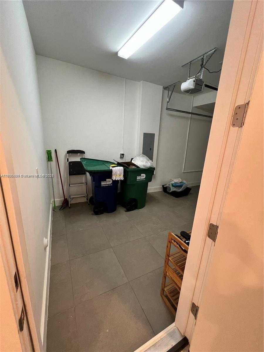 Small Image of Miami Number 8