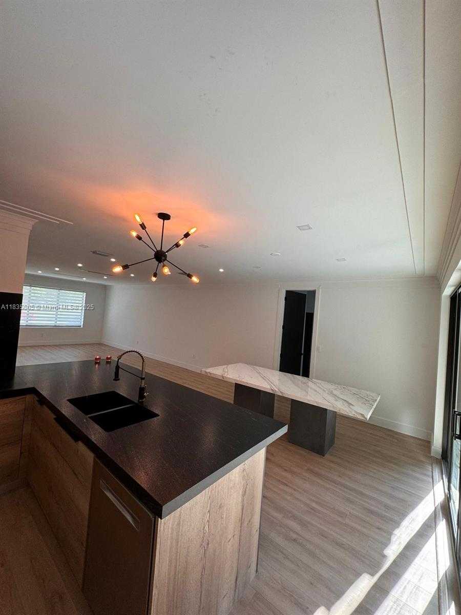 Small Image of 365 FAIRWAY DR, Miami Beach Number 11