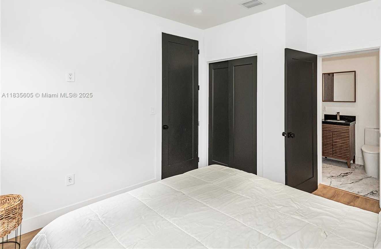 Small Image of 365 FAIRWAY DR, Miami Beach Number 16