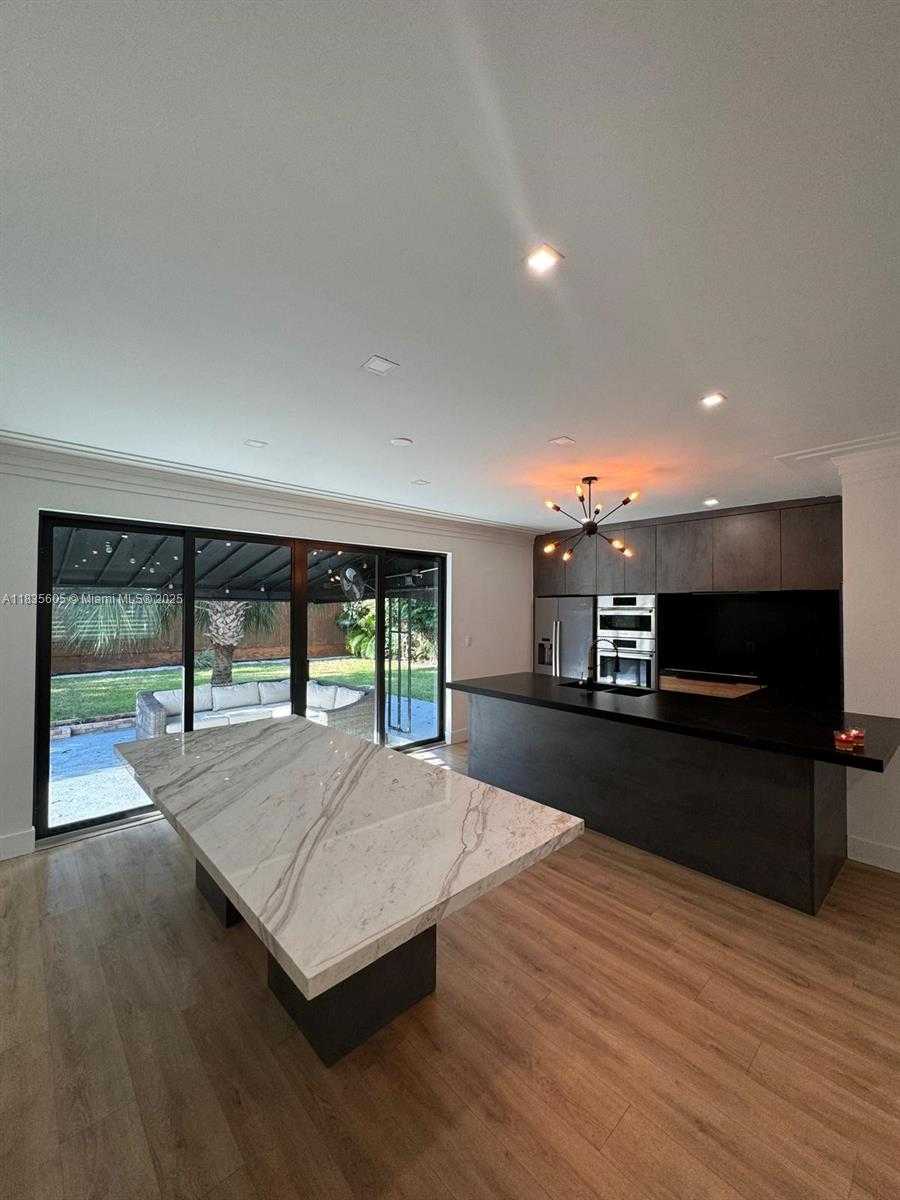 Small Image of 365 FAIRWAY DR, Miami Beach Number 2