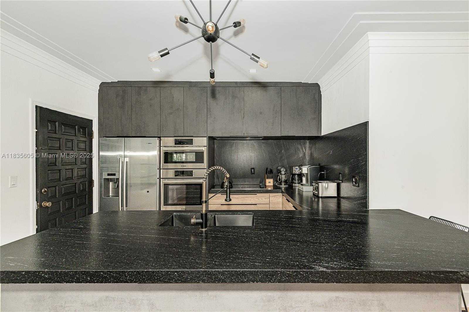 Small Image of 365 FAIRWAY DR, Miami Beach Number 20