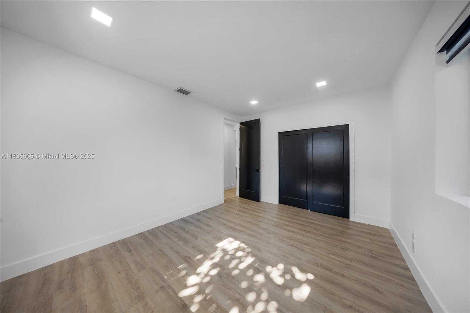 Small Image of 365 FAIRWAY DR, Miami Beach Number 43