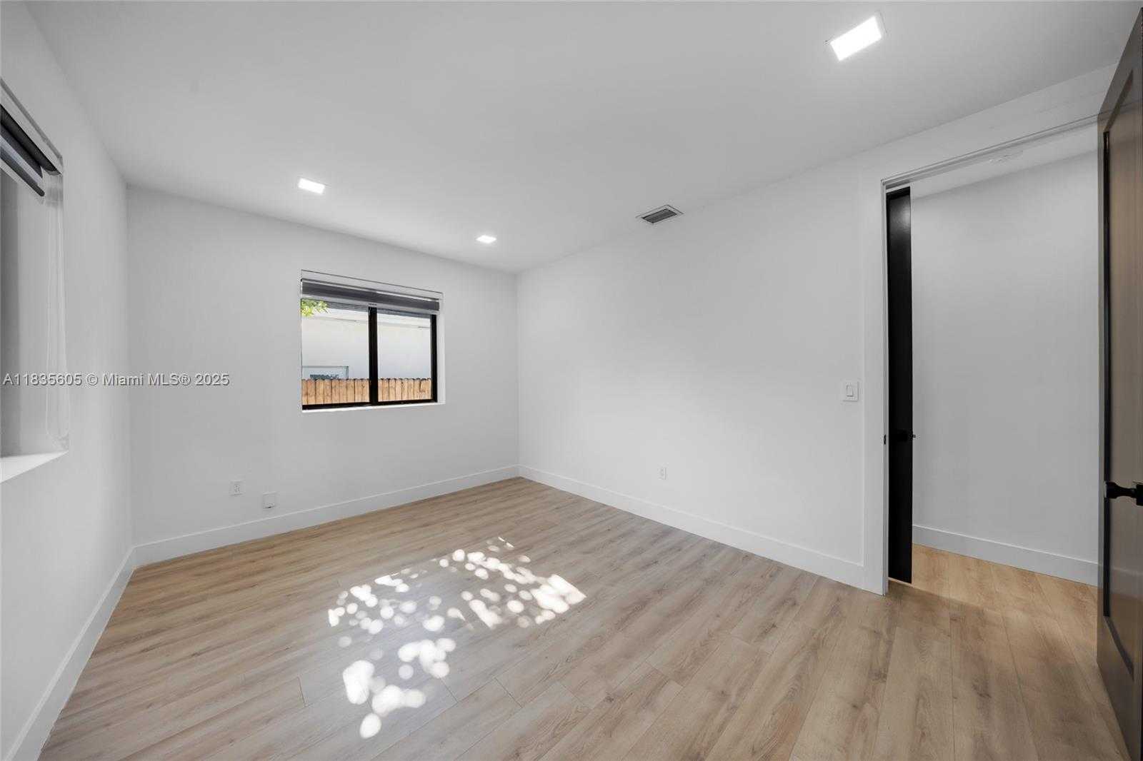 Small Image of 365 FAIRWAY DR, Miami Beach Number 44