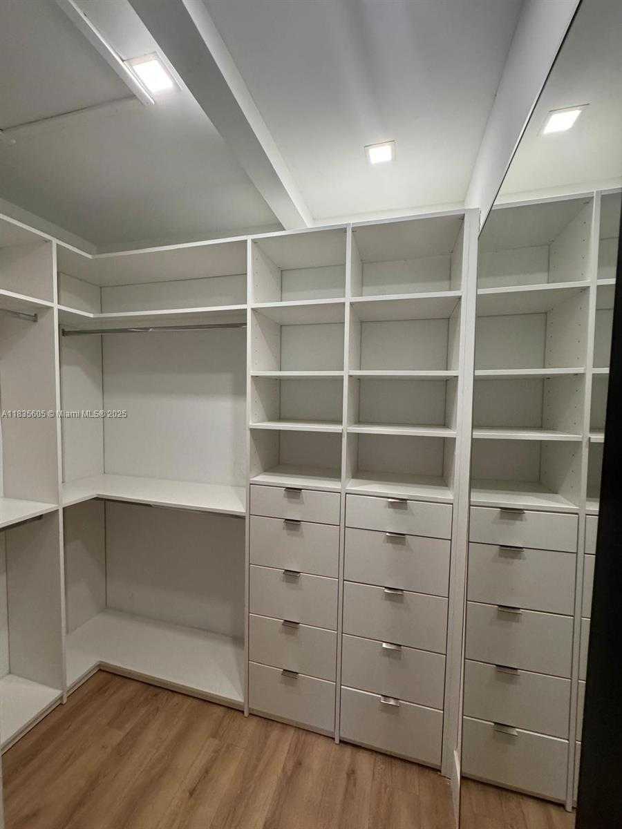 Small Image of 365 FAIRWAY DR, Miami Beach Number 5