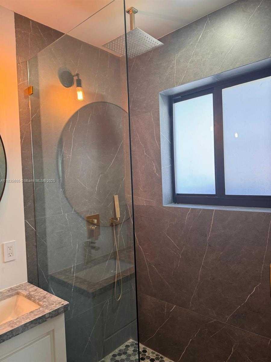 Small Image of 365 FAIRWAY DR, Miami Beach Number 6